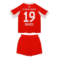 Strój piłkarski Bayern Munich Alphonso Davies #19 Koszulka Podstawowej dziecięce 2025-26 Krótki Rękaw (+ Krótkie spodenki)