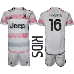 Strój piłkarski Juventus Weston McKennie #16 Koszulka Wyjazdowej dziecięce 2023-24 Krótki Rękaw (+ Krótkie spodenki)