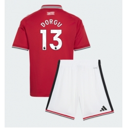 Strój piłkarski Manchester United Patrick Dorgu #13 Koszulka Podstawowej dziecięce 2026-27 Krótki Rękaw (+ Krótkie spodenki)