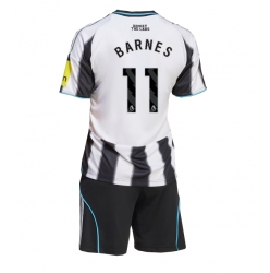 Strój piłkarski Newcastle United Harvey Barnes #11 Koszulka Podstawowej dziecięce 2025-26 Krótki Rękaw (+ Krótkie spodenki)