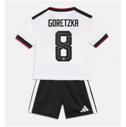 Strój piłkarski Niemcy Leon Goretzka #8 Koszulka Podstawowej dziecięce MŚ 2026 Krótki Rękaw (+ Krótkie spodenki)