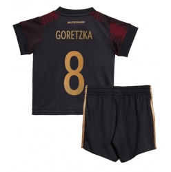 Strój piłkarski Niemcy Leon Goretzka #8 Koszulka Wyjazdowej dziecięce MŚ 2022 Krótki Rękaw (+ Krótkie spodenki)