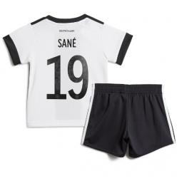Strój piłkarski Niemcy Leroy Sane #19 Koszulka Podstawowej dziecięce MŚ 2022 Krótki Rękaw (+ Krótkie spodenki)