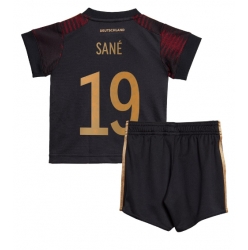 Strój piłkarski Niemcy Leroy Sane #19 Koszulka Wyjazdowej dziecięce MŚ 2022 Krótki Rękaw (+ Krótkie spodenki)